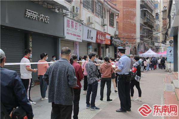 副所長在維持秩序.jpg