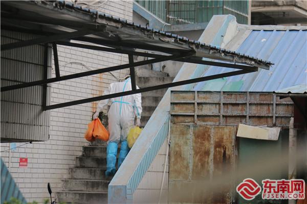 黨員為封控區(qū)送物資.jpg