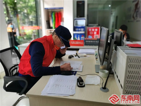 謝曉暉正在核對小區家庭成員信息、外出情況等情況.png