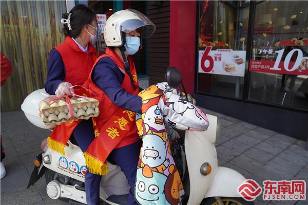 志愿者騎車配送代購物資（陳莉莉 攝）2.jpg