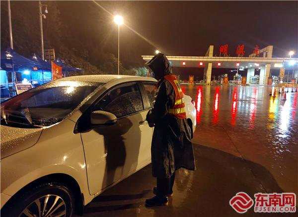陳長全對入明車輛進行查驗 （明溪縣胡坊鎮供圖）.jpg