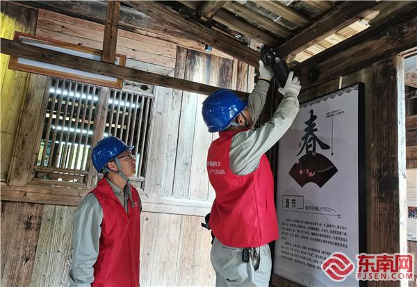 供電公司員工為小吃館更換線路.jpg