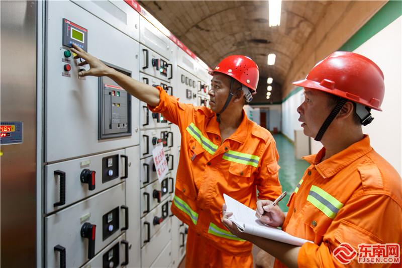 9.26日起，電工正在對隧道配電房進行巡檢.jpg