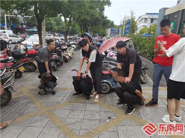 圖為：9月23日9時，三名犯罪嫌疑人在沙縣總醫院公交車站附近被便衣民警抓獲。沙縣公安供圖.jpg