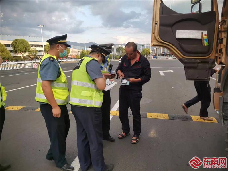 9月15日，省交通執(zhí)法總隊三明高速支隊三大隊聯(lián)合高速交警大隊，在永安南收費站開展“道路運輸交通安全政治專項行動”.jpg