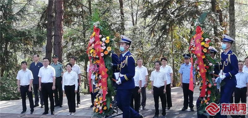 大田縣黨政軍領(lǐng)導(dǎo)在縣烈士陵園舉行公祭活動(dòng) 王宗東攝.jpg