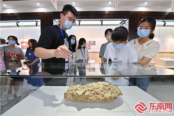 來賓觀看文物.jpg