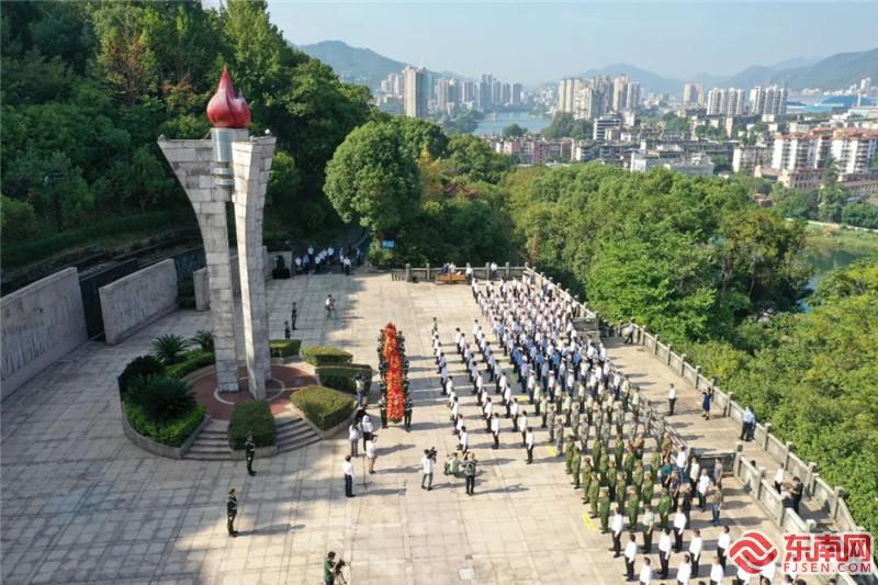 三明市在三明人民英雄紀(jì)念碑廣場(chǎng)舉行2022年烈士紀(jì)念日活動(dòng)。拍攝：周志鴻.jpg