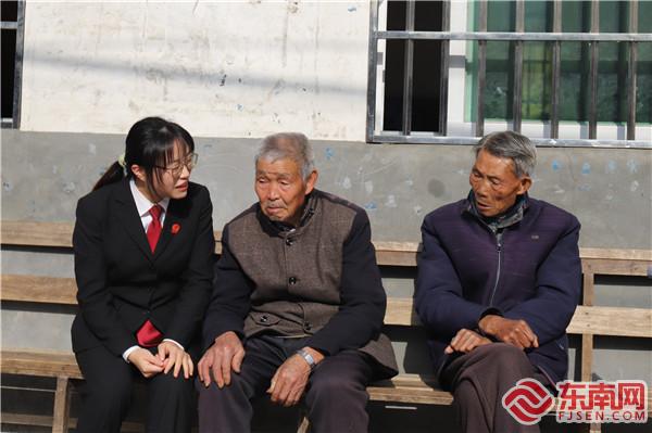 法官向村民宣講法律知識.jpg