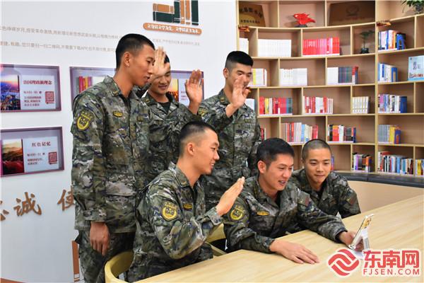 官兵們給老兵親切問好.jpg