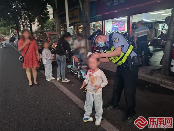輔警羅長平幫小孩止血.jpg