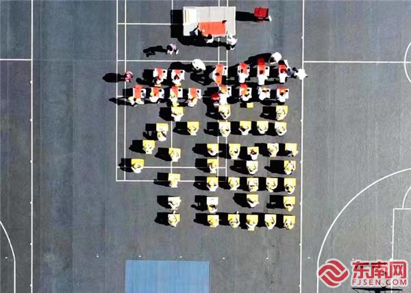 東門小學百人書法活動“福”現場.jpg