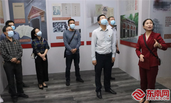 黨員干部認真聆聽講解，駐足觀看圖文資料 陳祈文攝.png