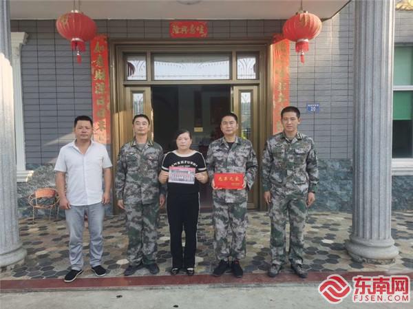 寧化縣泉上鎮退役軍人服務站向新兵家庭頒發“光榮之家”牌匾.jpg