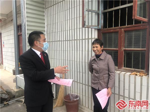 干警通過登門走訪方式，向群眾普及平安“三率”基本內(nèi)容和相關(guān)知識.jpg