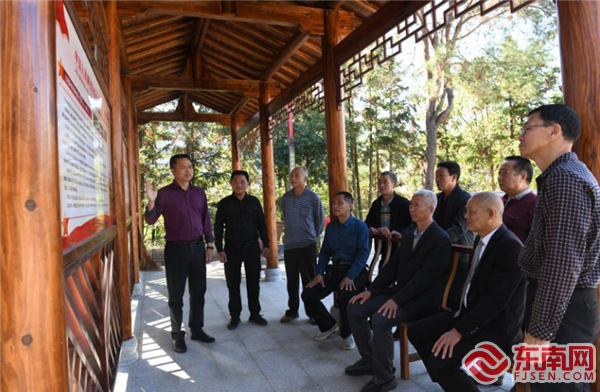 在尤溪革命烈士陵園，肖榮鑒（左一）在給老兵們宣講黨的二十大<span class=