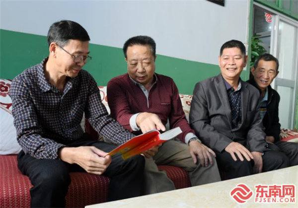 在西城鎮老兵之家，老兵宣講團成員黃培德（左二）正在組織老兵們學習《黨的二十大報告學習輔導百問》。.png