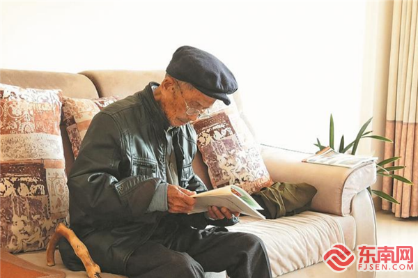 日常，余祥湖習慣讀書看報。.png