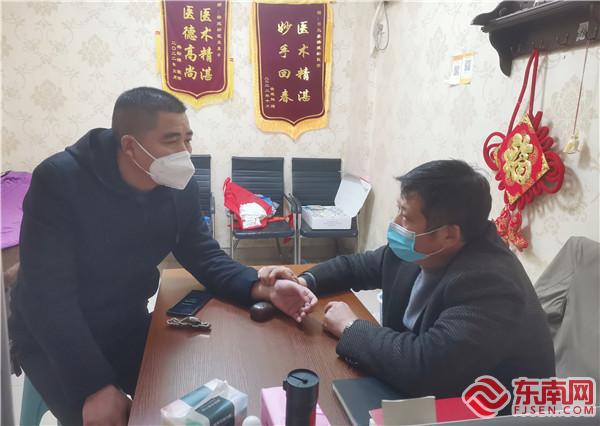 楊延松給患者把脈問(wèn)診.jpg