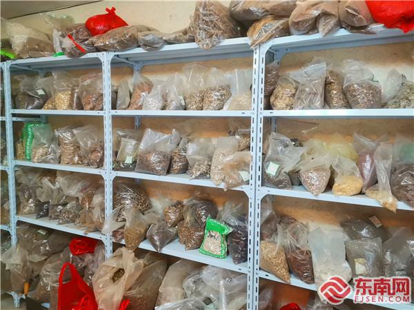 店內(nèi)琳瑯滿(mǎn)目的草藥.jpg