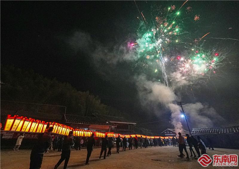 燭橋挨家挨戶送去祝福.jpg