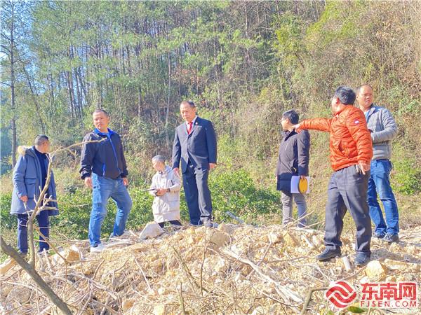 承辦法官同當事人、鑒定機構人員到現場進行勘察.jpg