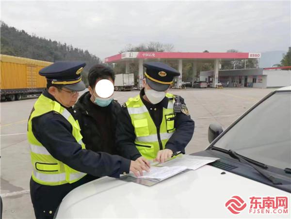 圖說：執(zhí)法員調(diào)查取證  三明高速執(zhí)法支隊(duì)供圖.jpg
