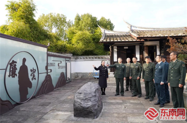 參觀朱子廉潔文化展示館（尤溪縣人武部供圖）.png