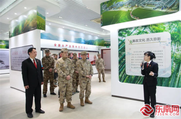 參觀永安市“乾坤清氣”警示教育館（永安市人武部供圖）.png