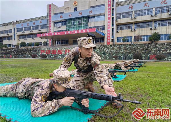 2、二次入伍新兵蔣華巧教授戰友射擊技巧（攝影：周明豪）.jpg