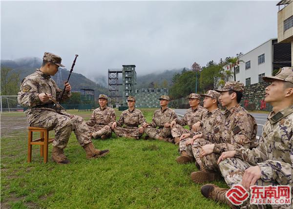6、新戰友杜群為戰友演奏二胡（攝影：鐘煒俊）.jpg