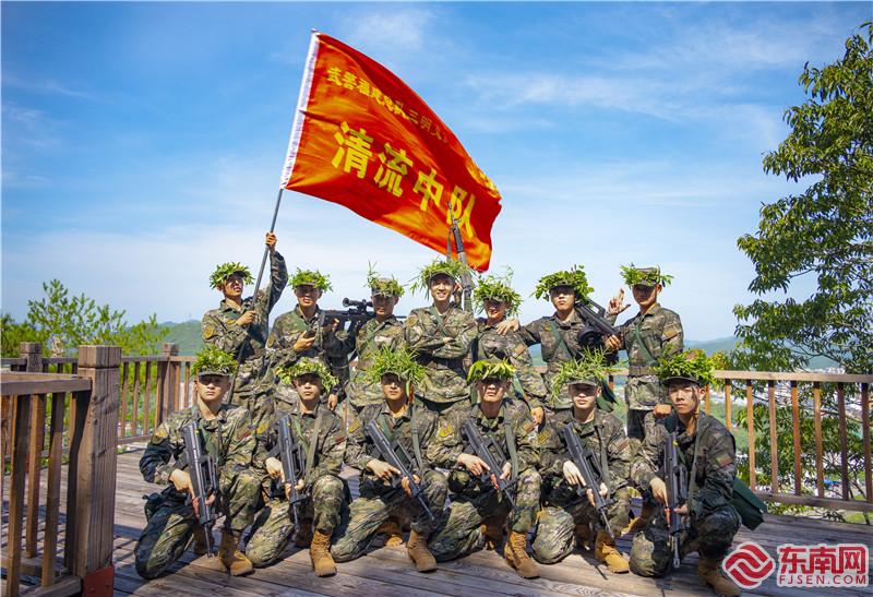 2、官兵訓練間隙合影留念（攝影：歐家程）.jpg