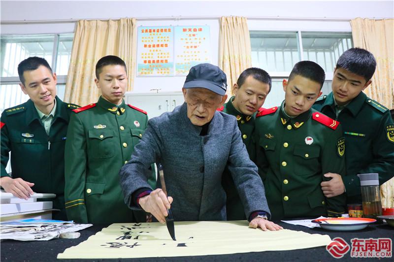 3、書法老師筆下生輝（攝影：王令興）.jpg