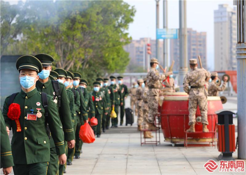 鑼鼓聲聲送戰友.jpg