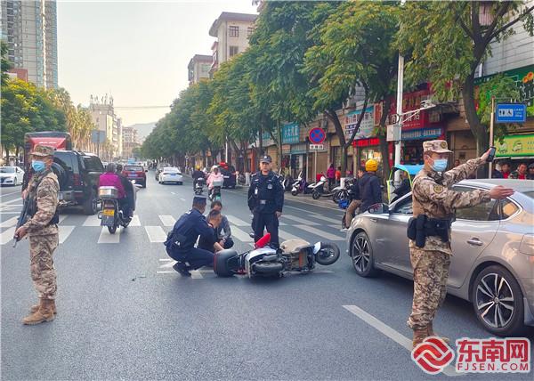 2、武警官兵迅速疏導交通.jpg