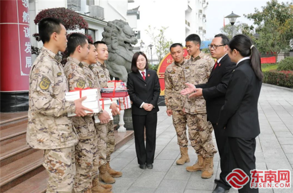 向官兵贈送書籍（黃林弟攝）.png