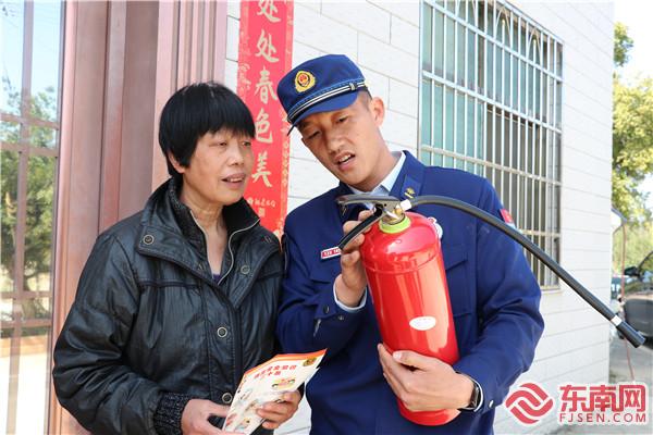 忠華百夫長深入百姓家進行防火宣傳.jpg