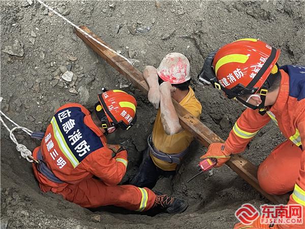 忠華服務隊搶救被困人員.jpg