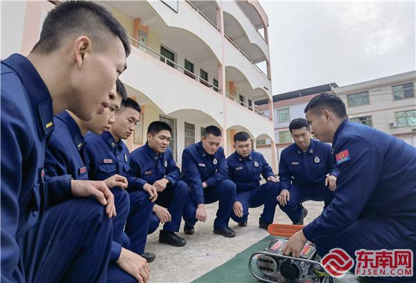 圖為吳曉武為隊友講解水泵常見故障及排除.jpg