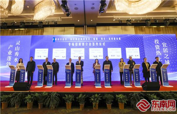 活動現場6家企業完成簽約，總投資近10億元。董觀生攝.jpg