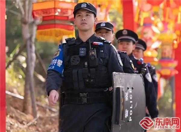 三明市公安局組織民警深入人流密集場所執勤巡邏（圖攝尤盛堯）.jpg