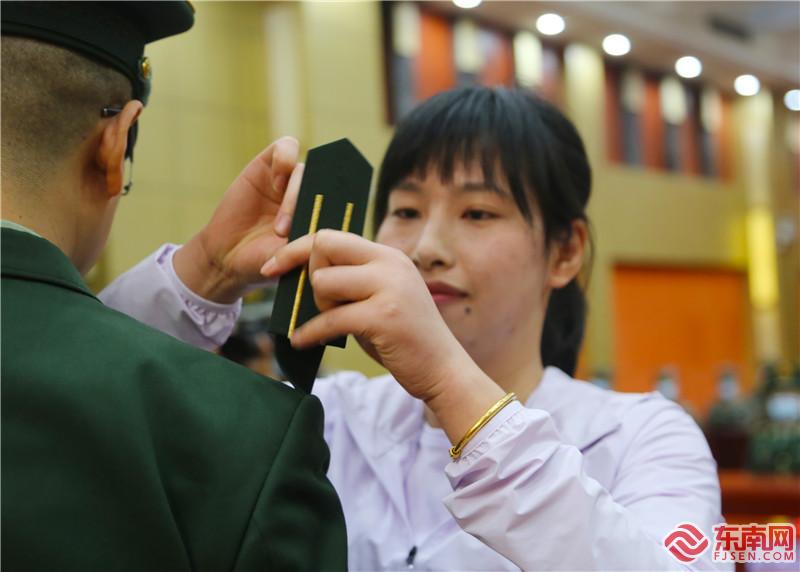 10家屬為新晉升警官佩戴新警銜.jpg