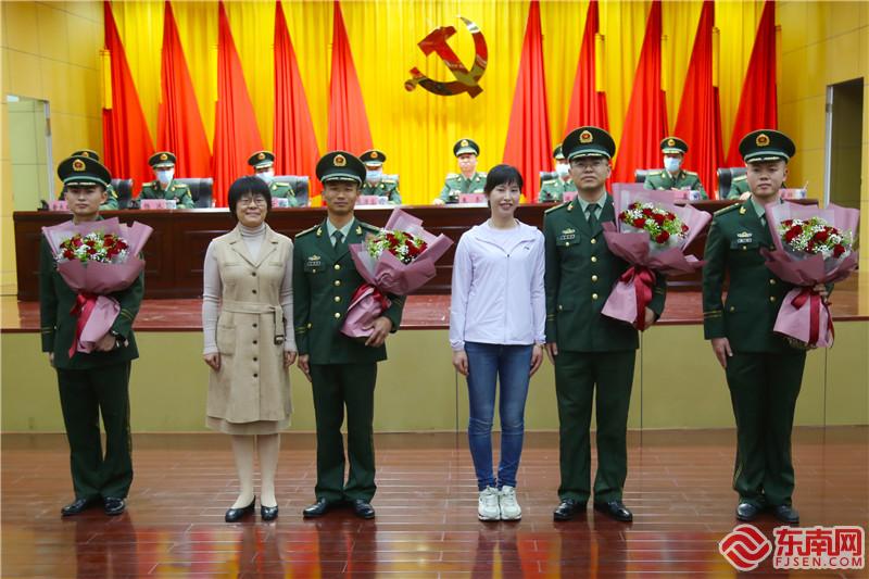 11新晉升警官合影留念.jpg