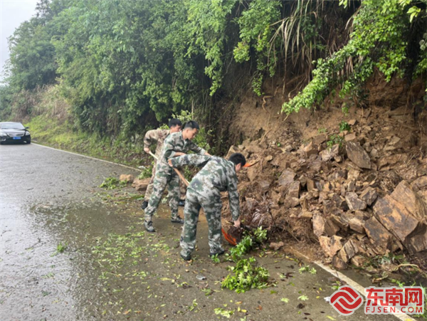 朱口鎮退役軍人志愿者雨后及時進行清障，泰寧縣退役軍人局供圖.png
