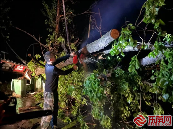 下渠鎮退役軍人余忠文深夜加班清障恢復重要路段，泰寧縣退役軍人局供圖.png