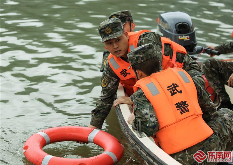 圖為武警三明支隊(duì)沖鋒舟集訓(xùn)隊(duì)教員為學(xué)員講解水上救援方法（歐家程攝）.jpg
