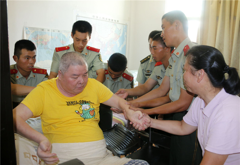 2014年7月武警官兵們到家里看望老人.jpg