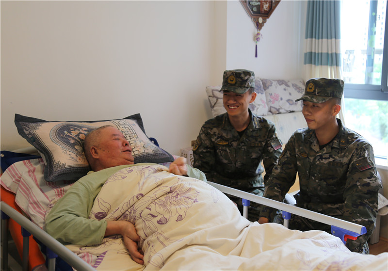 武警三明支隊(duì)機(jī)動(dòng)中隊(duì)官兵與陳榮喜老人分享部隊(duì)變化.jpg