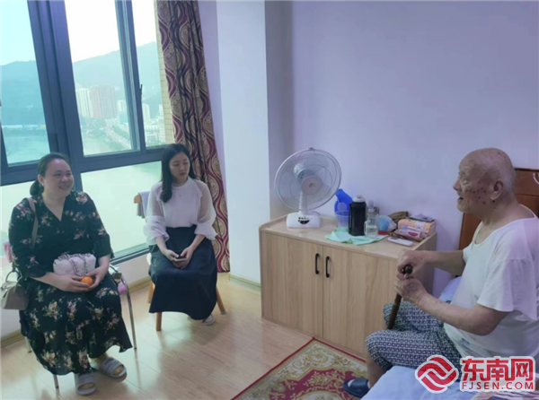 機關青年干部在離休干部姜德玉（右一）家中聆聽革命故事，三明市退役軍人供圖.png