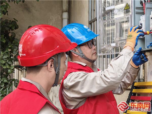 2023年5月13日，國網(wǎng)將樂縣供電公司城郊供電所人員正更換老舊電表箱，扮靚城市角落（作者：吳小云）.jpg